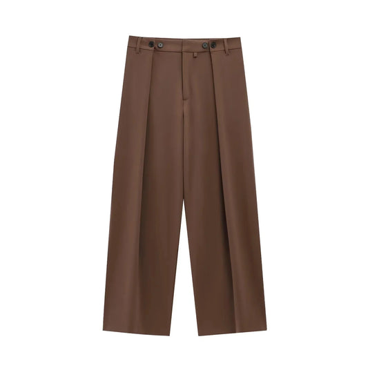 Ensemble blazer à ceinture et pantalon marron.
