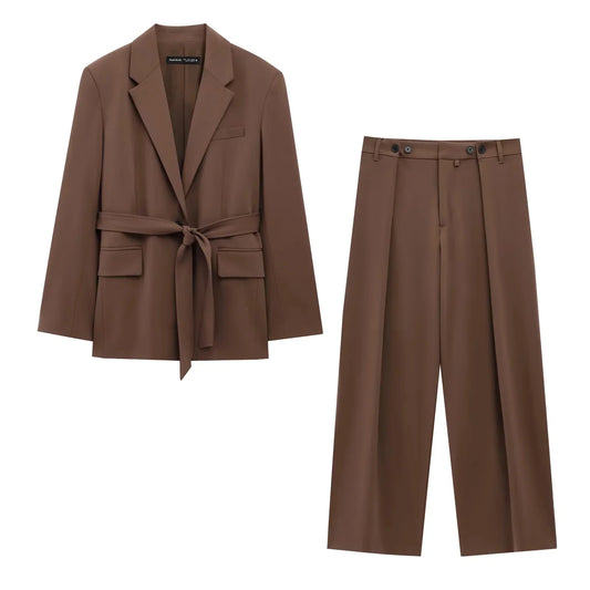 Ensemble blazer à ceinture et pantalon marron.